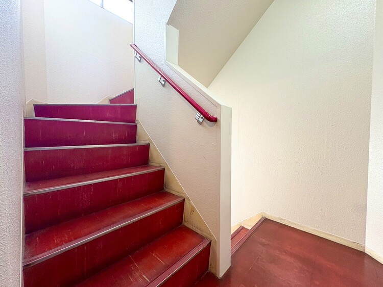 その他 共用部の階段です。明るく清潔に管理されています。
