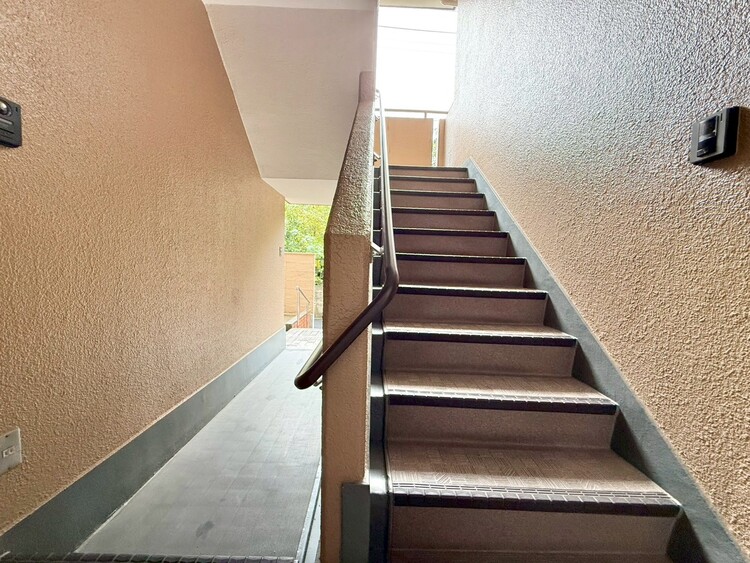 その他 共用部の階段です。明るく清潔に管理されています。