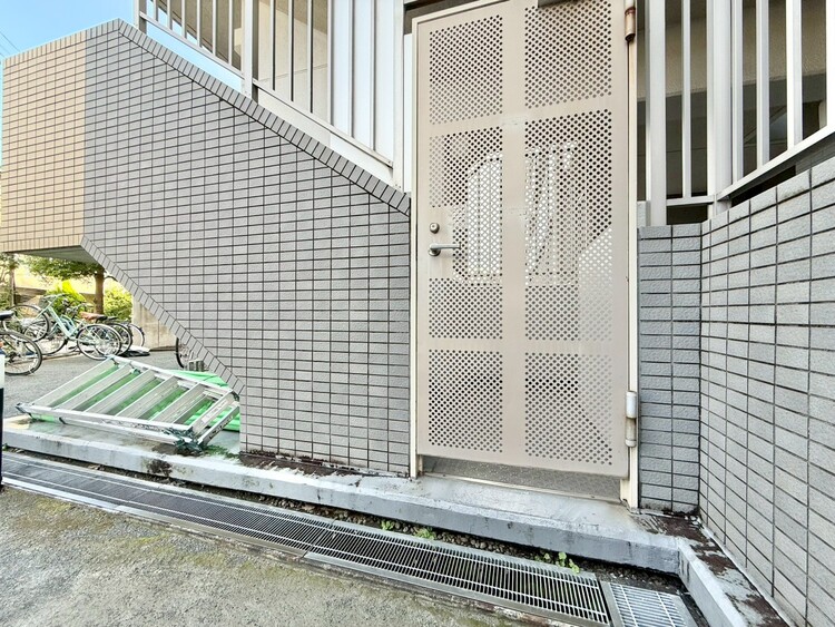 その他 共用部の階段です。明るく清潔に管理されています。