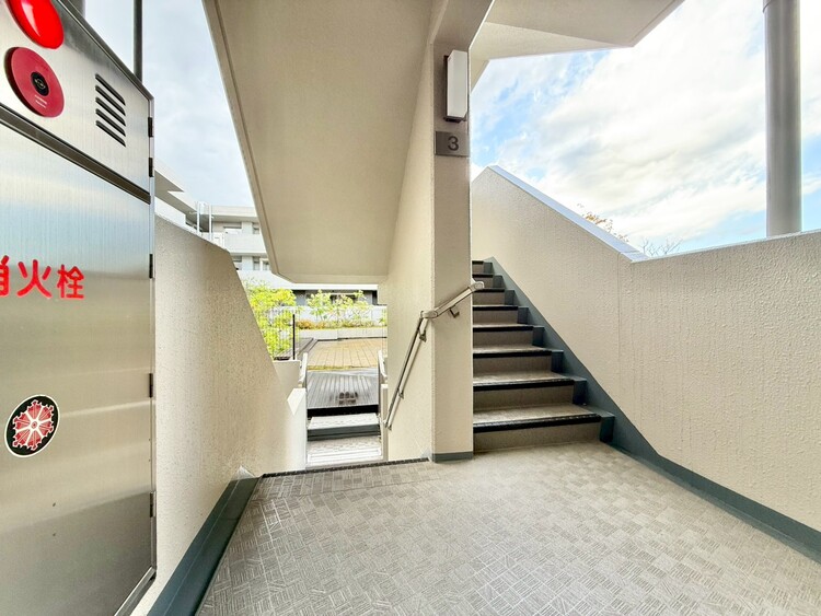 その他 共用部の階段です。明るく清潔に管理されています。