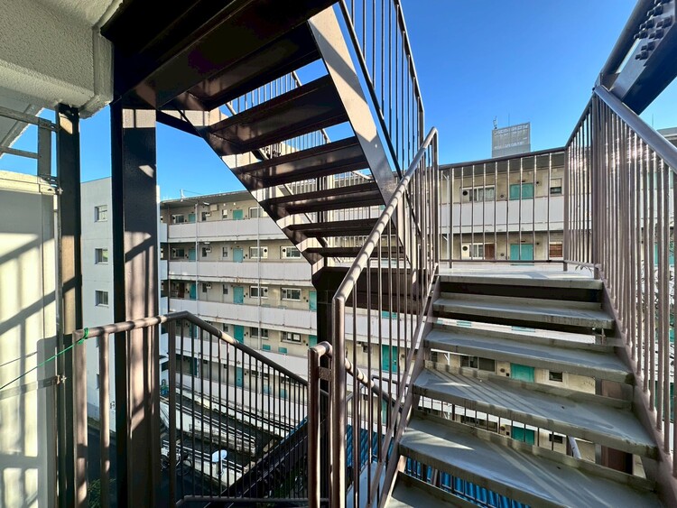 その他 共用部の階段です。明るく清潔に管理されています。