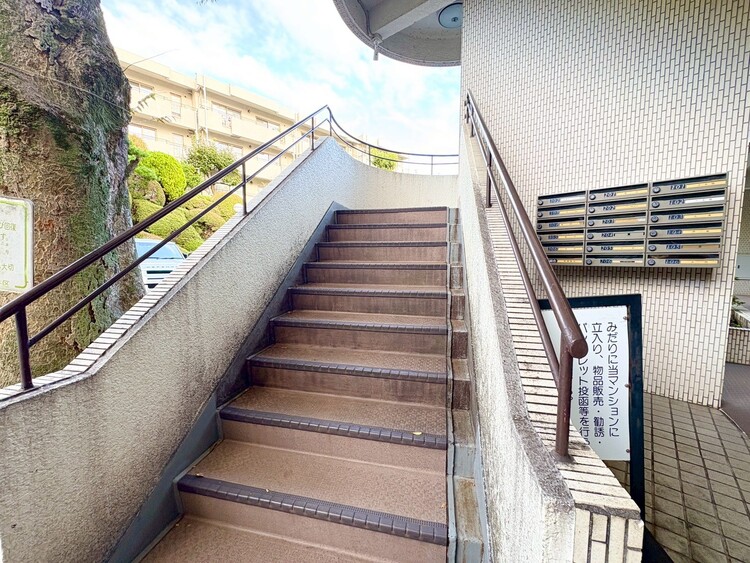 その他 共用部の階段です。明るく清潔に管理されています。