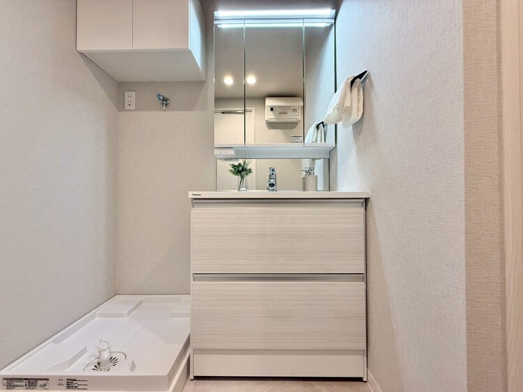 その他 清潔感を感じられる洗面化粧台。