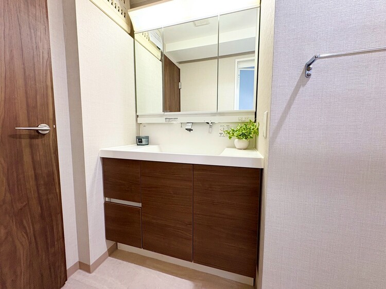 その他 清潔感を感じられる洗面化粧台。