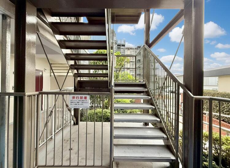 その他 共用部の階段です。明るく清潔に管理されています。