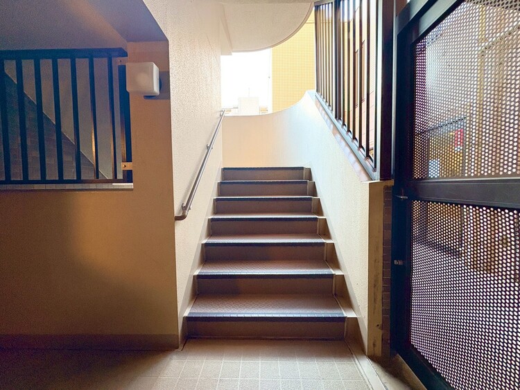 その他 共用部の階段です。明るく清潔に管理されています。