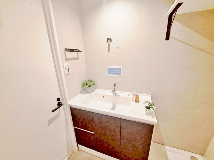 その他 清潔感を感じられる洗面化粧台。