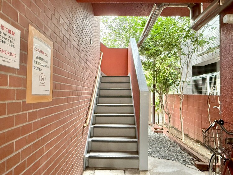 その他 共用部の階段です。明るく清潔に管理されています。