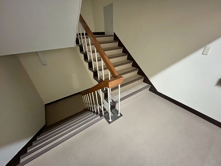 その他 共用部の階段です。明るく清潔に管理されています。