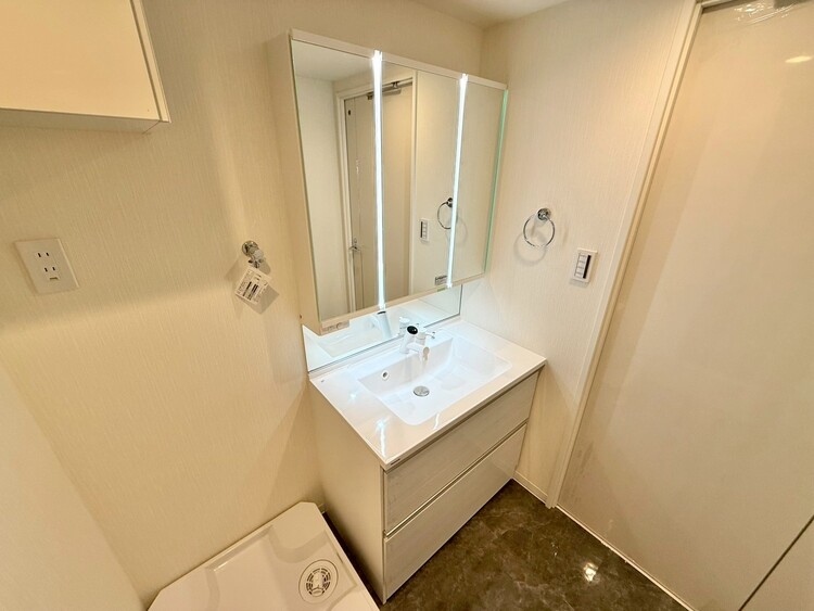 その他 清潔感を感じられる洗面化粧台。