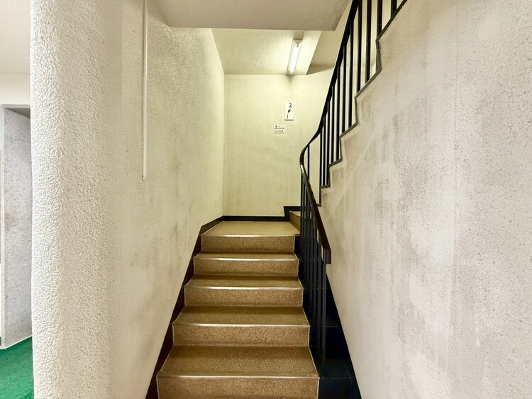 その他 共用部の階段です。明るく清潔に管理されています。