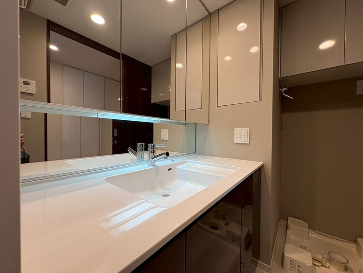 その他 清潔感を感じられる洗面化粧台。