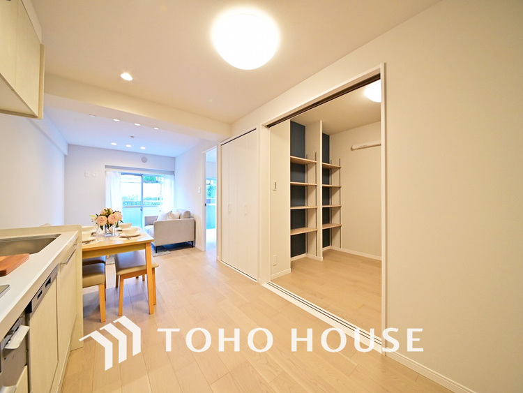 内装 広がりのある住空間、家族が集まるリビング・ダイニング