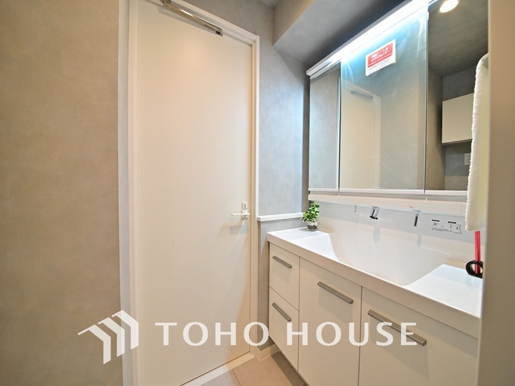 洗面 新規設置の洗面化粧台。収納豊富で使い勝手の良い3面鏡です