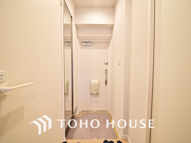 玄関 飾り過ぎないシンプルな内装の玄関