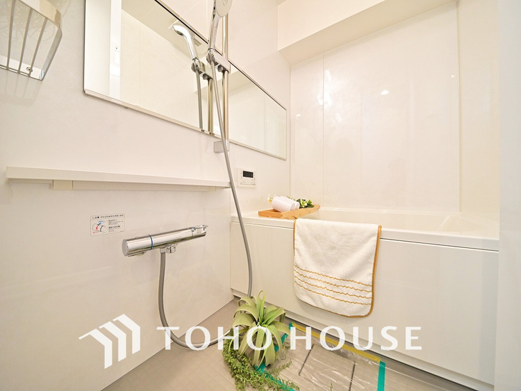 風呂 一日の疲れを癒すバスルームは、心地よいリラックスを叶える清潔感溢れる空間