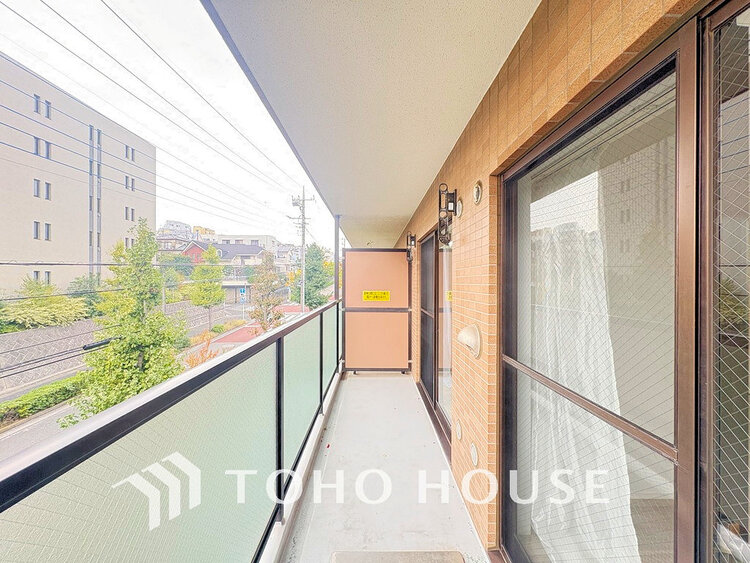 バルコニー 日当たりの良いバルコニーで晴れの日の洗濯物も楽しみになりますね