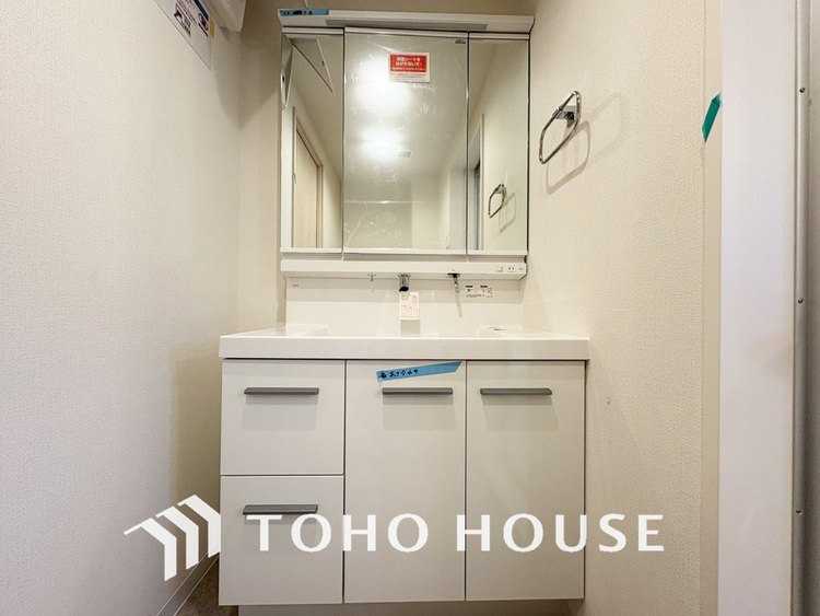 洗面 新規設置の洗面化粧台。収納豊富で使い勝手の良い3面鏡です