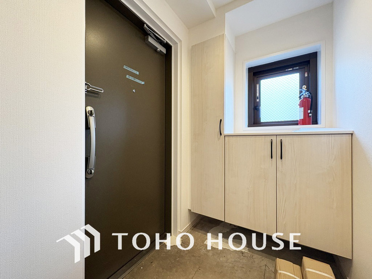 玄関 飾り過ぎないシンプルな内装の玄関