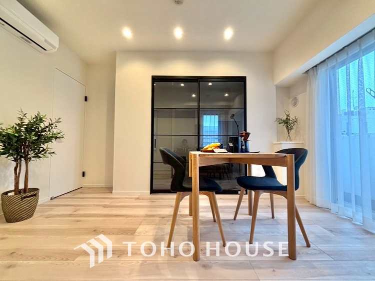 内装 居心地のいい暮らしには欠かせない眩い採光。ゆったりとした幅の窓からこの空間に降り注ぐ採光が絶えない。明るいリビングこそ居心地のいい暮らしが待っているのだと思う。