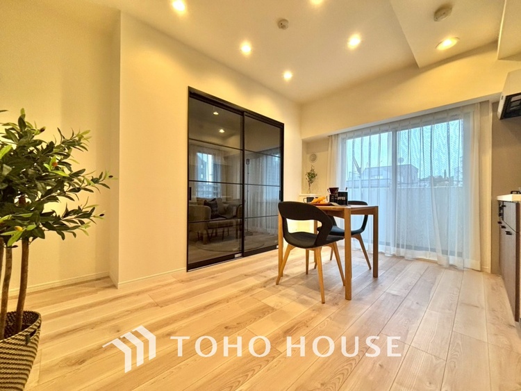 内装 忙しい朝でも、しっかり家族が揃って食事をして頂けるゆとりある大きさのダイニングスペース。