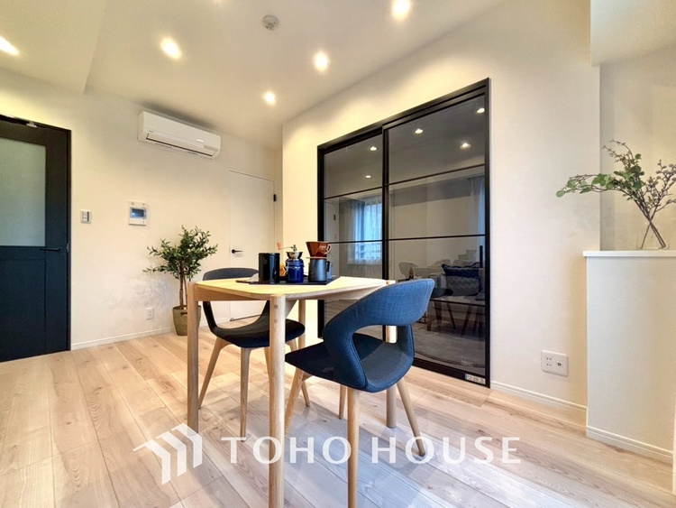 内装 叶えたかったのは落ち着きのあるナチュラルな風合い、そして開放感があるリビング。優雅な気分に浸れる幸せな時間を家族が自然と集まりたくなるこの空間で。