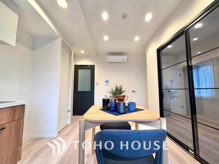 内装 ◆サンサンと◆差し込む太陽の光がこのリビングに笑いをもたらす。ソファの上のクッションがポカポカした暖気にぬくぬくと微睡んでいる。