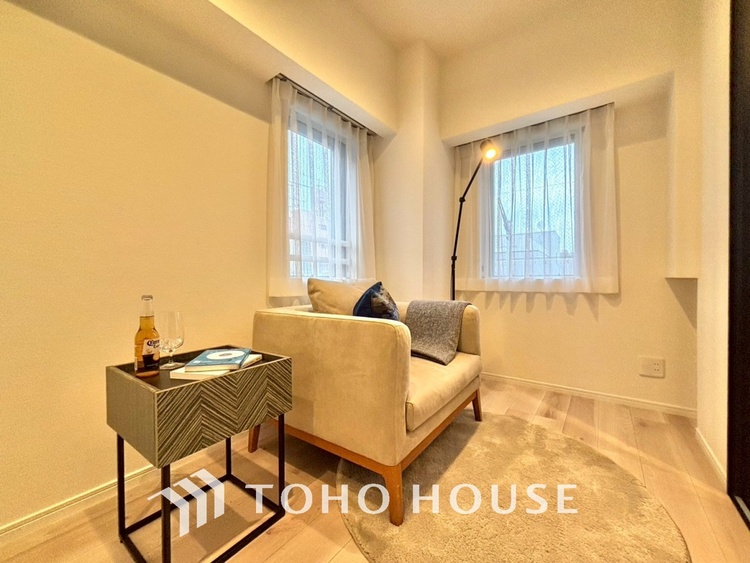 内装 使いやすく、明るい洋室に仕上がります。子供部屋や趣味のお部屋にご利用できます。ご自身で家具などを配置し、素敵な空間を創り上げられます。