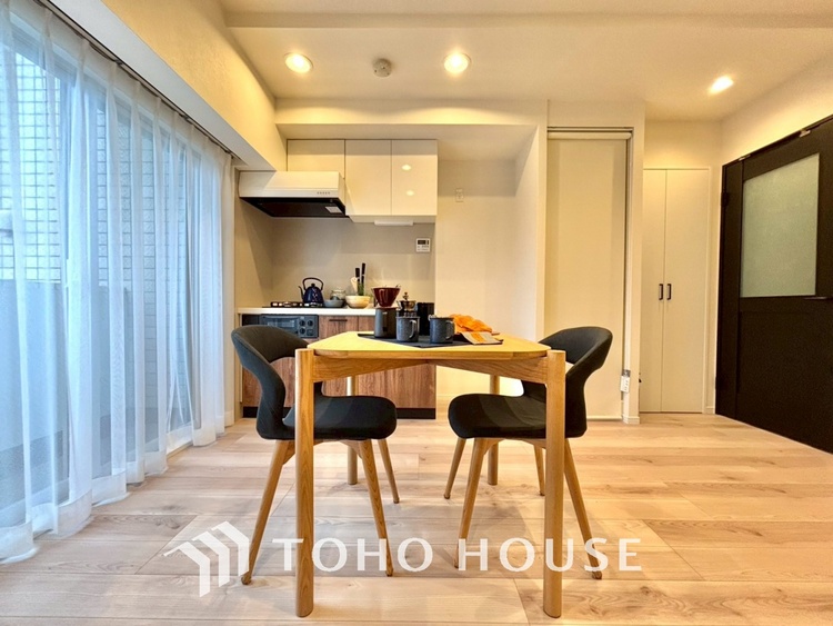 内装 ここはみんなが集い、食事と楽しい会話が始まる場所。話に夢中になりすぎて、ついつい時を忘れ、夜半過ぎになってしまう。そんな束の間の幸せを感じさせてくれます。