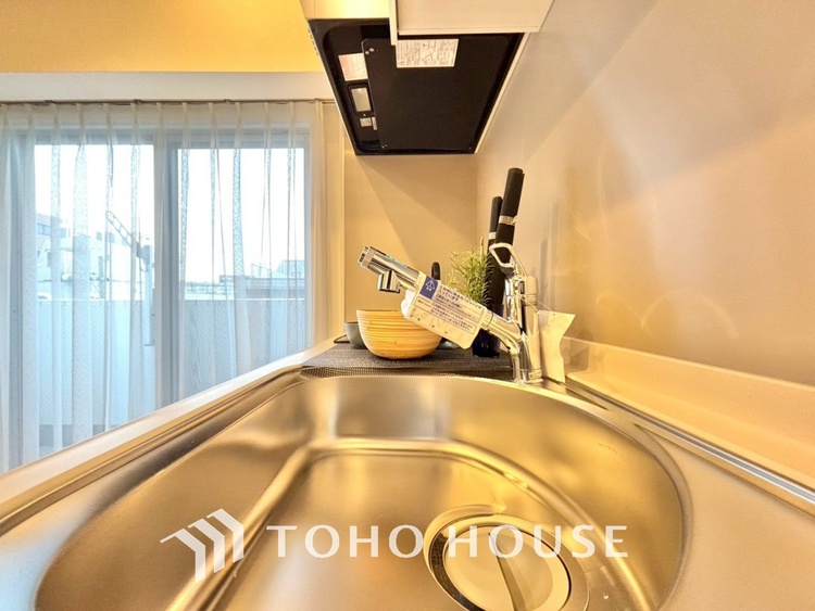 キッチン 手元の収納から、足元の収納までが全てスライド式で、奥のスペースまで有効に活用できます。奥まで上から見渡せるので、たまにしか使わない調理器具もサッと取出せます。