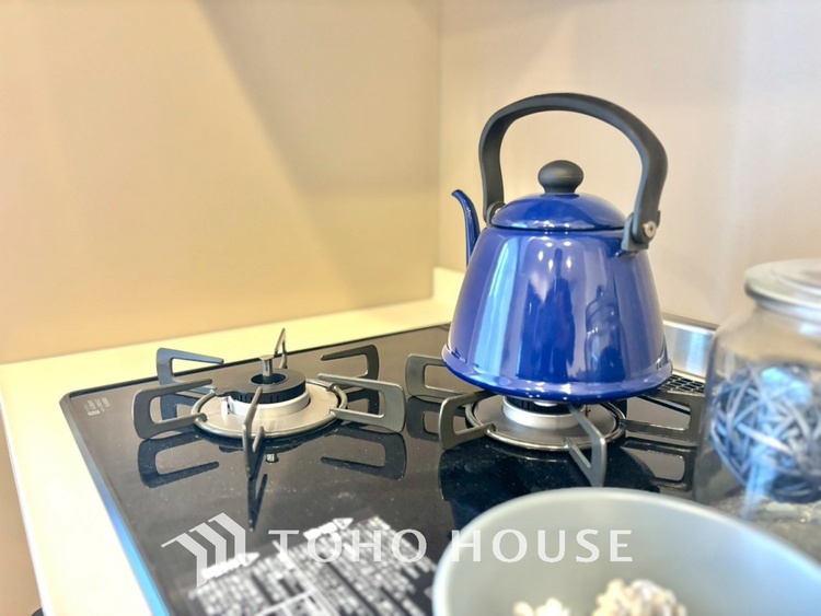 キッチン キッチンは家族の絆を育む大切な空間。シンプルで使い易いシステムキッチンで愉しく作る料理は愛情のある美味しいご馳走に。家族で使えるダイニングキッチンです。