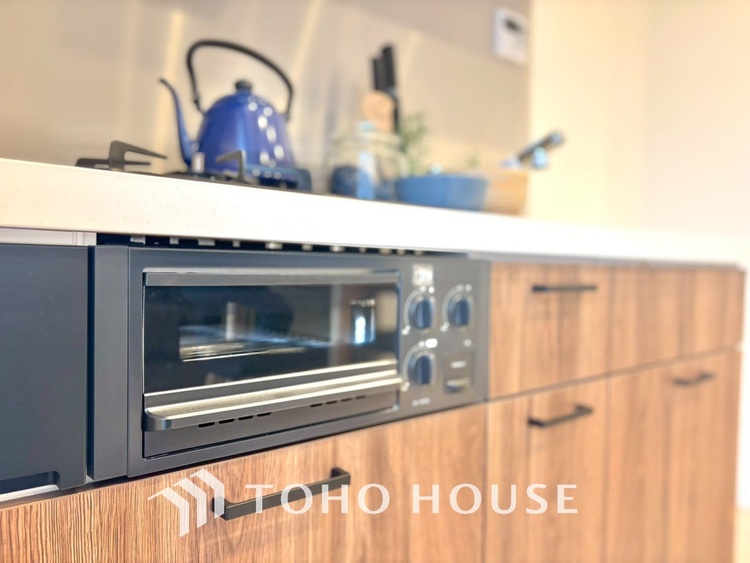 キッチン キッチンは家族の絆を育む大切な空間。シンプルで使い易いシステムキッチンで愉しく作る料理は愛情のある美味しいご馳走に。家族で使えるダイニングキッチンです。