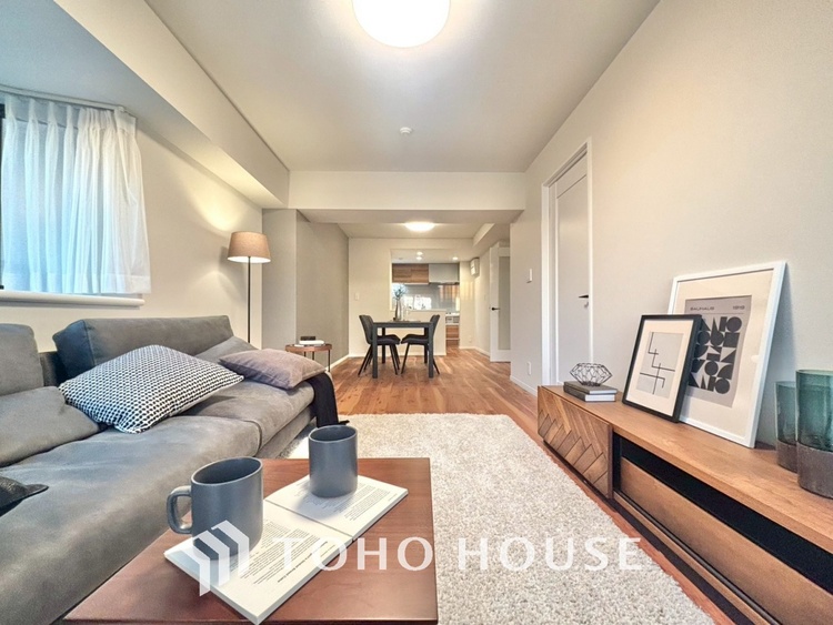 内装 居心地のいい暮らしには欠かせない眩い採光。ゆったりとした幅の窓からこの空間に降り注ぐ採光が絶えない。明るいリビングこそ居心地のいい暮らしが待っているのだと思う。