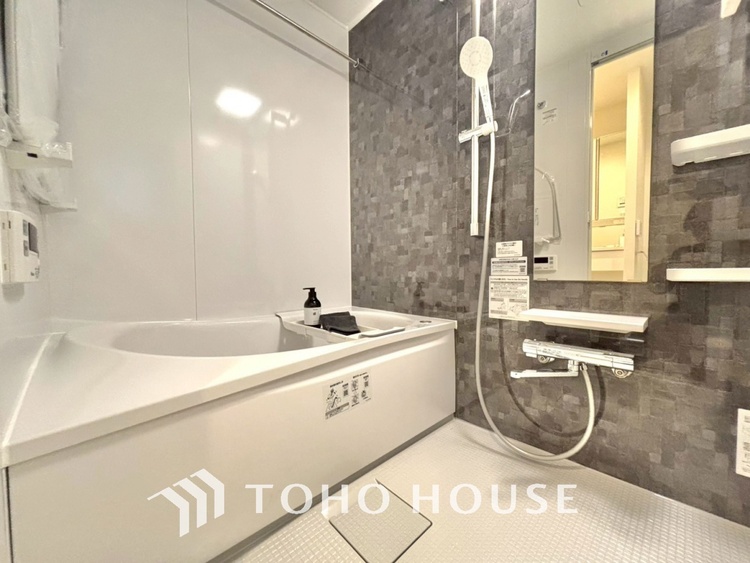 風呂 【浴室】《一日の疲れを落としてくれる場所は、落ち着く場所でなければならない》　高級感溢れるカラーと大きさ・柔らかな曲線で構成された半身浴も楽しめるバスタブが心地よさをもたらします。