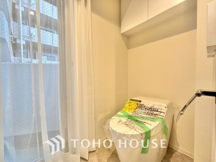 トイレ 清潔感あるホワイト調のクロスと温もり溢れるモダンカラーの床材が見事に調和した本邸宅は、毎日の生活を少しでも快適に過ごして頂ける様に落ち着いた雰囲気作りから行っています。