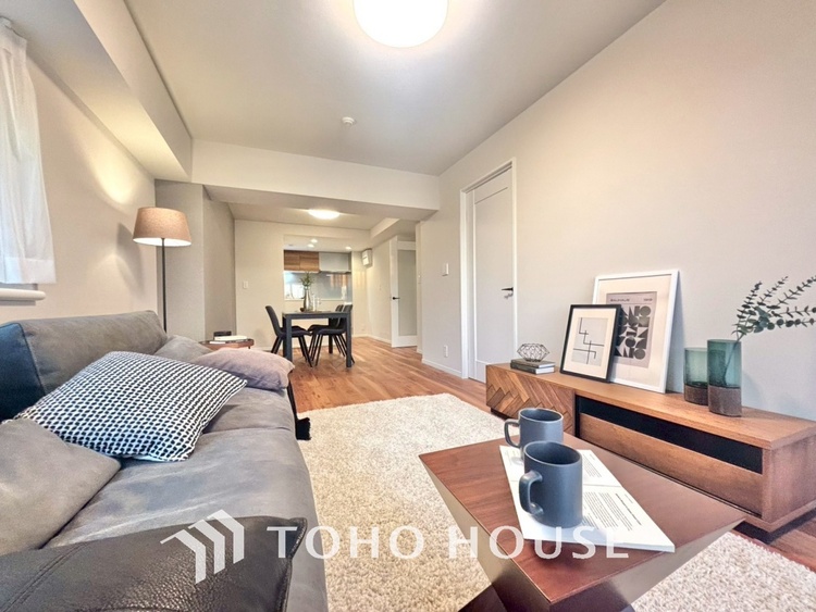 内装 叶えたかったのは落ち着きのあるナチュラルな風合い、そして開放感があるリビング。優雅な気分に浸れる幸せな時間を家族が自然と集まりたくなるこの空間で。