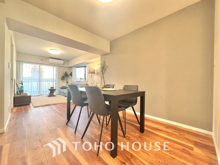 内装 ◆サンサンと◆差し込む太陽の光がこのリビングに笑いをもたらす。ソファの上のクッションがポカポカした暖気にぬくぬくと微睡んでいる。