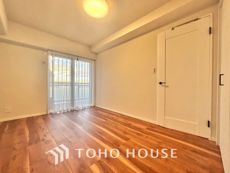 内装 使いやすく、明るい洋室に仕上がります。子供部屋や趣味のお部屋にご利用できます。ご自身で家具などを配置し、素敵な空間を創り上げられます。