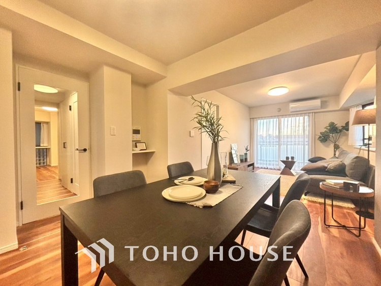 内装 ◆瀟洒な空間◆落ち着きのある彩が見事に調和させた瀟洒な空間を演出。ここに集まる家族の会話と笑顔が絶え間なく続く幸せな空間。