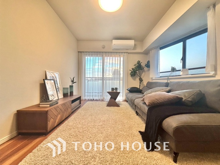 内装 ここはみんなが集い、食事と楽しい会話が始まる場所。話に夢中になりすぎて、ついつい時を忘れ、夜半過ぎになってしまう。そんな束の間の幸せを感じさせてくれます。