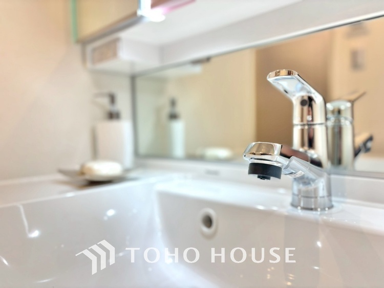 洗面 気持ちの良い朝をつくりだし、夕方には笑顔を取り戻させてくれるミラー。パウダールームはいつでも本来の自分を取り戻せる空間。明るく仕上げてあります。