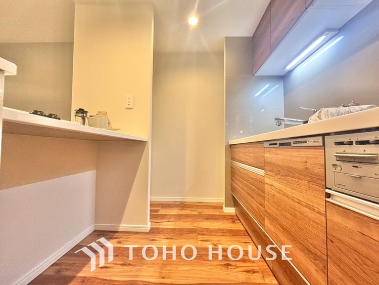 キッチン 手元の収納から、足元の収納までが全てスライド式で、奥のスペースまで有効に活用できます。奥まで上から見渡せるので、たまにしか使わない調理器具もサッと取出せます。