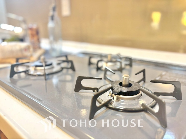 キッチン ◆愛育◆キッチンは家族の絆を育む大切な空間。シンプルで使い易いSystemKitchenで愉しく作る料理は愛情のある美味しいご馳走に。家族で使える広々としたダイニングキッチンです。