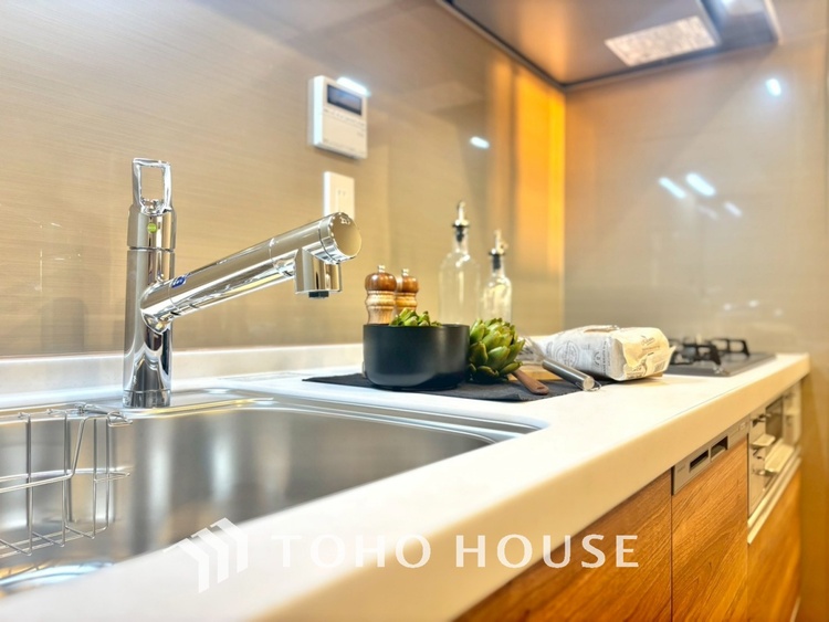 キッチン キッチンは家族の絆を育む大切な空間。シンプルで使い易いシステムキッチンで愉しく作る料理は愛情のある美味しいご馳走に。家族で使えるダイニングキッチンです。