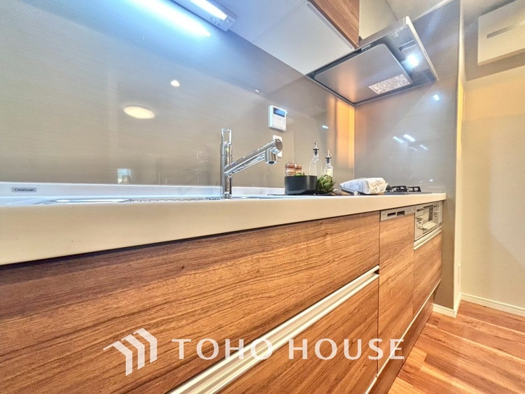 キッチン キッチンは家族の絆を育む大切な空間。シンプルで使い易いシステムキッチンで愉しく作る料理は愛情のある美味しいご馳走に。家族で使えるダイニングキッチンです。