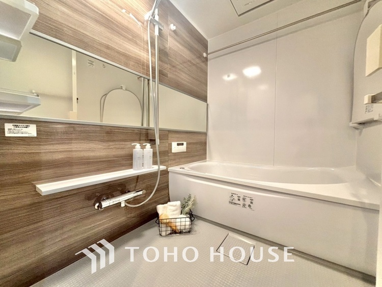 風呂 【浴室】《一日の疲れを落としてくれる場所は、落ち着く場所でなければならない》　高級感溢れるカラーと大きさ・柔らかな曲線で構成された半身浴も楽しめるバスタブが心地よさをもたらします。