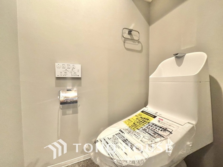 トイレ 清潔感あるホワイト調のクロスと温もり溢れるモダンカラーの床材が見事に調和した本邸宅は、毎日の生活を少しでも快適に過ごして頂ける様に落ち着いた雰囲気作りから行っています。