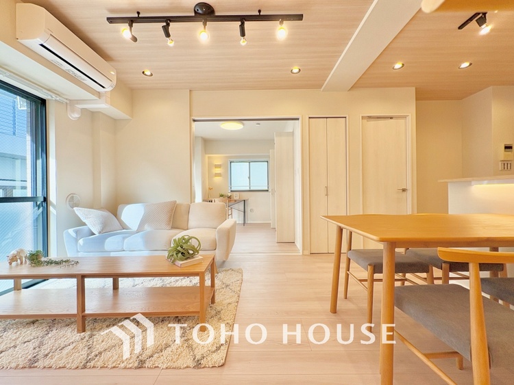 内装 忙しい朝でも、しっかり家族が揃って食事をして頂けるゆとりある大きさのダイニングスペース。