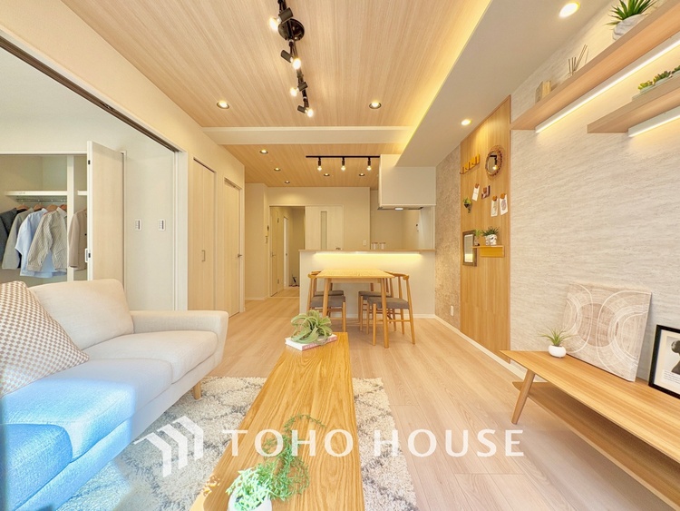 内装 【living】居心地のいい暮らしには欠かせない眩い採光。ゆったりとした幅の窓からこの空間に降り注ぐ採光が絶えない。明るいリビングこそ居心地のいい暮らしが待っているのだと思う。