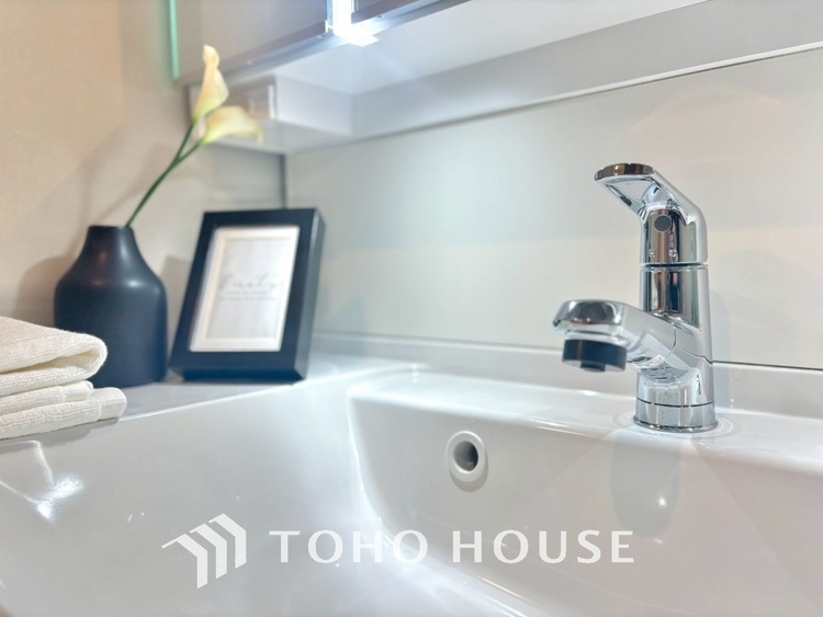 洗面 気持ちの良い朝をつくりだし、夕方には笑顔を取り戻させてくれるミラー。パウダールームはいつでも本来の自分を取り戻せる空間。明るく仕上げてあります。